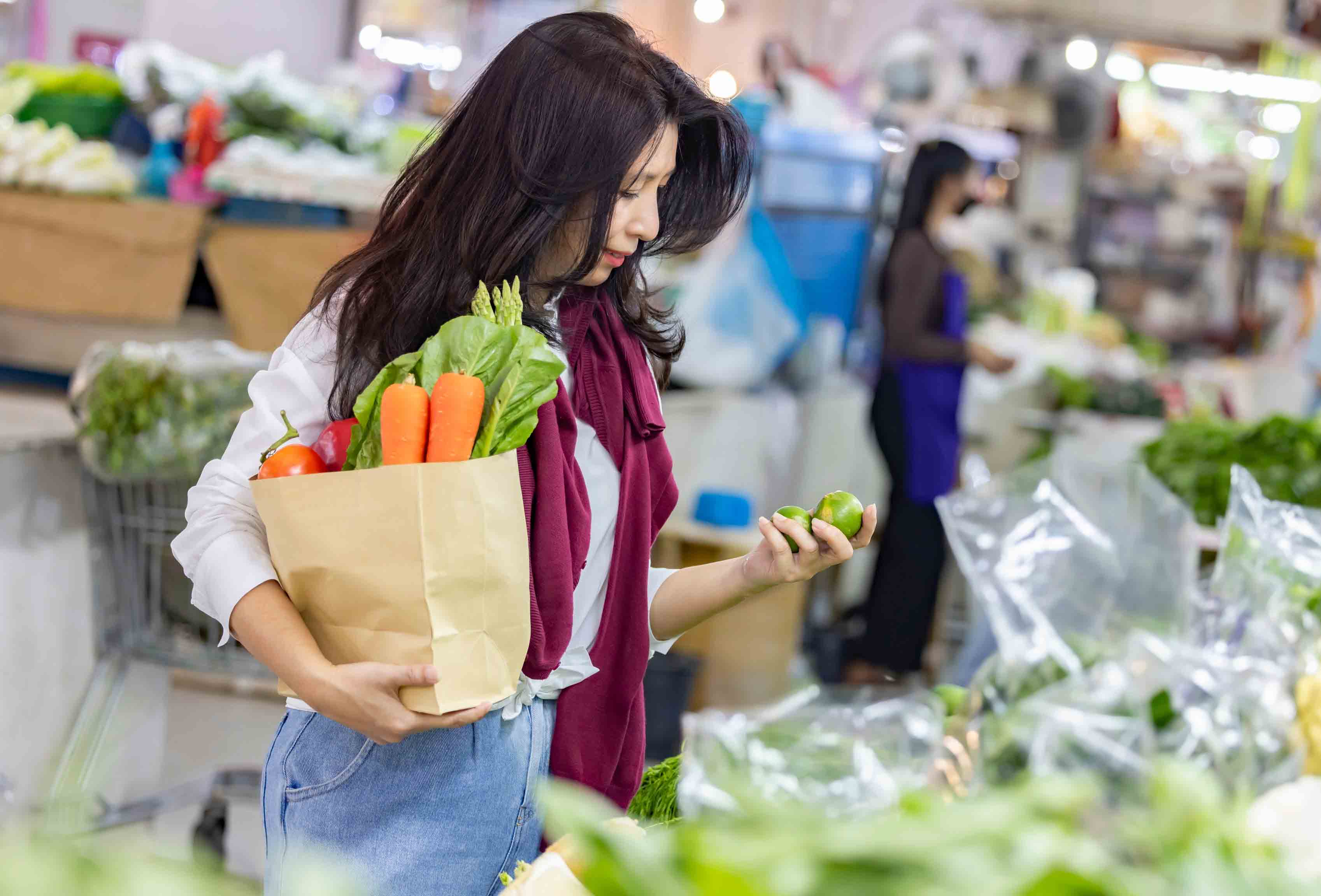 여자 채소 고르는 이미지